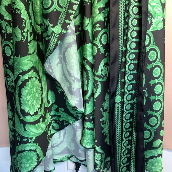 ELEGANT GREEN & BLACK FORMAL DRESS!! - Picture 5 of 9